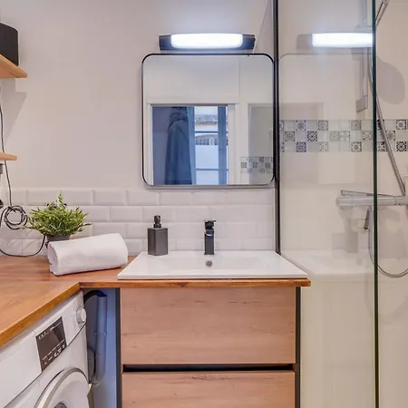 Le Clos Des Menuts - Appt, Quartier St-catherine Apartment